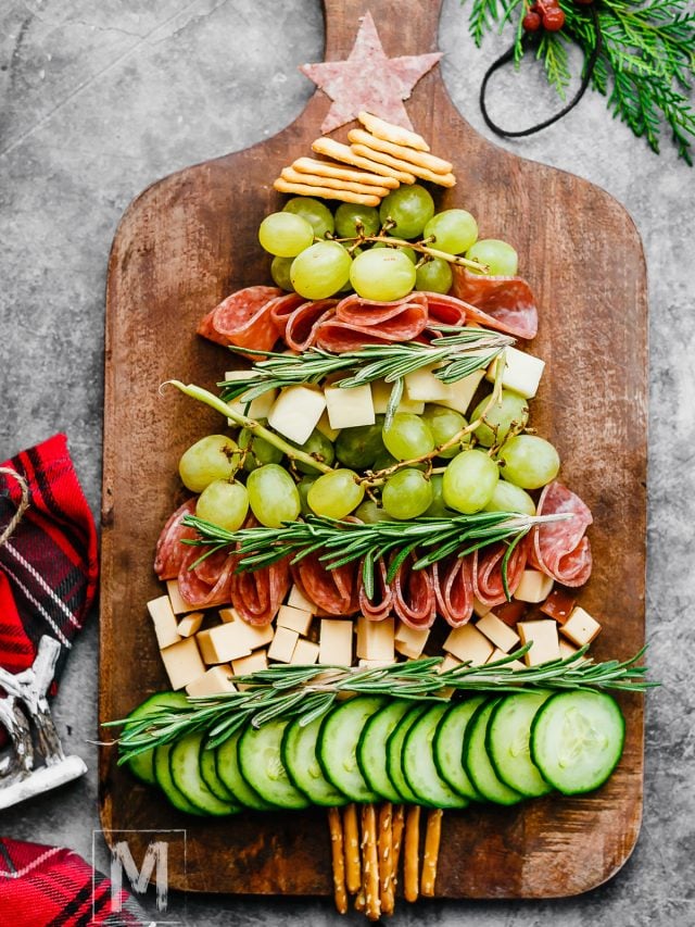 How to Make a Festive Christmas Tree Cheese Platter - Munchkin Time