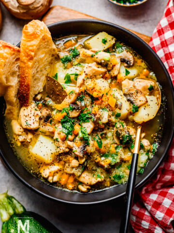 easy chicken stew with mushroom and zucchini.